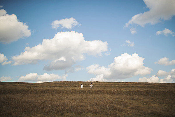 포토 JPG 주간 전신 구름 커플 응시 여자 남자 커플라이프 섬 여행 데이트 하늘 산 서기 사람 풍경 성인 야외 두명 앞모습 뒷모습 30대 팔짱 다정 한국인 인천 성인만 옹진군 국내포토 자연요소 라이프스타일 시선 뷰포인트 컨셉 관계 모션 한국 동양인 장년 파일형식