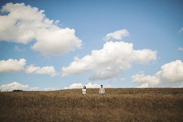 포토 JPG 주간 전신 구름 커플 응시 여자 남자 커플라이프 섬 여행 데이트 하늘 산 서기 미소 사람 풍경 성인 야외 두명 앞모습 30대 팔짱 다정 한국인 인천 성인만 옹진군 국내포토 자연요소 라이프스타일 시선 뷰포인트 컨셉 관계 모션 한국 표정 동양인 장년 파일형식