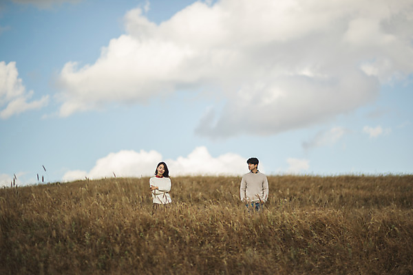 포토 JPG 주간 전신 구름 커플 응시 여자 남자 커플라이프 섬 여행 데이트 하늘 산 서기 미소 사람 풍경 성인 야외 두명 앞모습 30대 팔짱 다정 한국인 주머니손 인천 성인만 옹진군 국내포토 자연요소 라이프스타일 시선 뷰포인트 컨셉 관계 모션 한국 표정 동양인 장년 파일형식