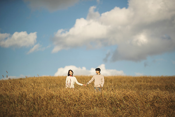 포토 JPG 주간 전신 구름 커플 응시 여자 남자 커플라이프 섬 여행 데이트 하늘 산 서기 미소 사람 풍경 성인 야외 두명 앞모습 30대 손잡기 다정 한국인 주머니손 인천 성인만 옹진군 국내포토 자연요소 라이프스타일 시선 뷰포인트 컨셉 관계 모션 한국 표정 동양인 장년 파일형식