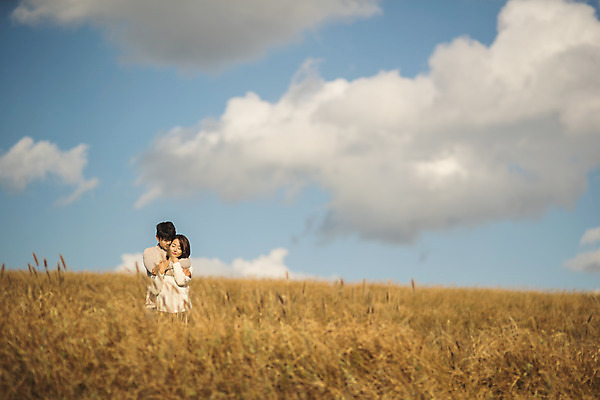 포토 JPG 주간 전신 구름 커플 응시 여자 남자 커플라이프 섬 여행 데이트 안기 하늘 산 서기 사람 풍경 성인 야외 두명 옆모습 30대 눈감음 다정 한국인 백허그 인천 성인만 옹진군 국내포토 자연요소 라이프스타일 시선 뷰포인트 컨셉 관계 모션 포옹 한국 동양인 장년 파일형식
