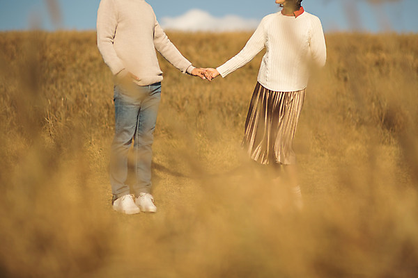 포토 JPG 주간 커플 응시 여자 남자 커플라이프 섬 여행 데이트 산 서기 사람 성인 야외 두명 앞모습 아웃포커스 30대 손잡기 다정 한국인 하반신 주머니손 인천 성인만 옹진군 국내포토 자연요소 라이프스타일 시선 뷰포인트 컨셉 관계 모션 한국 촬영기법 동양인 장년 파일형식