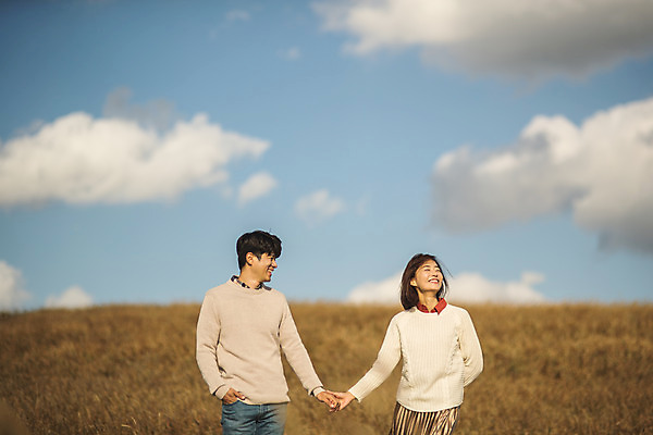 포토 JPG 주간 구름 커플 응시 여자 남자 커플라이프 섬 여행 데이트 하늘 산 서기 사람 상반신 성인 야외 두명 앞모습 30대 손잡기 다정 한국인 인천 성인만 옹진군 국내포토 자연요소 라이프스타일 시선 뷰포인트 컨셉 관계 모션 한국 동양인 장년 파일형식