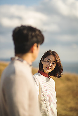 포토 JPG 주간 커플 응시 여자 남자 커플라이프 섬 여행 데이트 산 서기 미소 사람 상반신 성인 야외 두명 옆모습 뒷모습 30대 손잡기 다정 한국인 인천 성인만 옹진군 국내포토 자연요소 라이프스타일 시선 뷰포인트 컨셉 관계 모션 한국 표정 동양인 장년 파일형식
