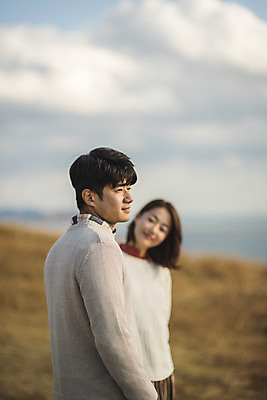 포토 JPG 주간 커플 응시 여자 남자 커플라이프 섬 여행 데이트 산 서기 사람 상반신 성인 야외 두명 옆모습 30대 손잡기 다정 한국인 인천 성인만 옹진군 국내포토 자연요소 라이프스타일 시선 뷰포인트 컨셉 관계 모션 한국 동양인 장년 파일형식