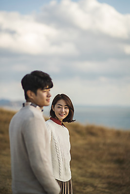 포토 JPG 주간 커플 응시 여자 남자 커플라이프 섬 여행 데이트 산 서기 미소 사람 상반신 성인 야외 두명 옆모습 30대 손잡기 다정 한국인 인천 성인만 옹진군 국내포토 자연요소 라이프스타일 시선 뷰포인트 컨셉 관계 모션 한국 표정 동양인 장년 파일형식