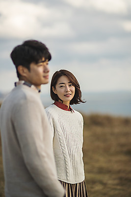 포토 JPG 주간 커플 응시 여자 남자 커플라이프 섬 여행 데이트 산 서기 미소 사람 상반신 성인 야외 두명 옆모습 30대 손잡기 다정 한국인 인천 성인만 옹진군 국내포토 자연요소 라이프스타일 시선 뷰포인트 컨셉 관계 모션 한국 표정 동양인 장년 파일형식