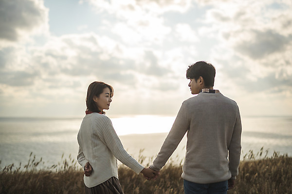포토 JPG 주간 구름 커플 응시 여자 남자 바다 커플라이프 섬 여행 데이트 하늘 산 서기 사람 상반신 성인 야외 두명 뒷모습 30대 손잡기 다정 한국인 뒷짐 인천 성인만 옹진군 국내포토 자연요소 라이프스타일 시선 뷰포인트 컨셉 관계 모션 한국 동양인 장년 파일형식