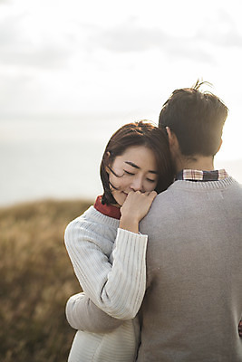 포토 JPG 주간 손 커플 여자 남자 커플라이프 섬 여행 데이트 안기 산 서기 사람 상반신 성인 야외 두명 앞모습 뒷모습 30대 눈감음 다정 한국인 인천 성인만 옹진군 국내포토 자연요소 라이프스타일 뷰포인트 컨셉 관계 모션 한국 동양인 신체부위 장년 파일형식
