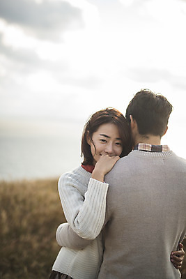 포토 JPG 주간 손 커플 여자 남자 커플라이프 섬 여행 데이트 안기 산 서기 사람 상반신 성인 야외 두명 앞모습 뒷모습 30대 다정 한국인 인천 성인만 옹진군 국내포토 자연요소 라이프스타일 뷰포인트 컨셉 관계 모션 한국 동양인 신체부위 장년 파일형식