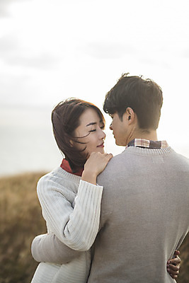 포토 JPG 주간 손 커플 여자 남자 커플라이프 섬 여행 데이트 안기 산 서기 사람 상반신 성인 야외 두명 앞모습 뒷모습 30대 다정 한국인 인천 성인만 옹진군 국내포토 자연요소 라이프스타일 뷰포인트 컨셉 관계 모션 한국 동양인 신체부위 장년 파일형식