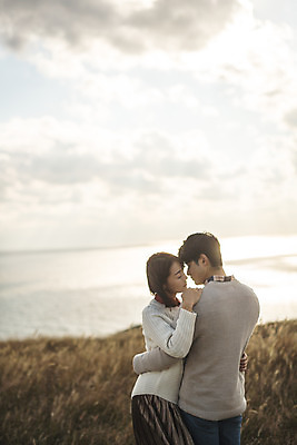 포토 JPG 주간 구름 손 커플 응시 여자 남자 커플라이프 섬 여행 데이트 안기 하늘 산 서기 사람 상반신 성인 야외 두명 앞모습 뒷모습 30대 마주보기 다정 한국인 인천 성인만 옹진군 국내포토 자연요소 라이프스타일 시선 뷰포인트 컨셉 관계 모션 한국 동양인 신체부위 장년 파일형식 아시아 인종 생활 나라