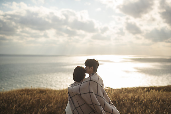 포토 JPG 주간 구름 커플 여자 남자 바다 커플라이프 섬 여행 데이트 하늘 산 키스 서기 사람 상반신 성인 야외 두명 뒷모습 30대 다정 한국인 담요 덮기 인천 이마 성인만 옹진군 국내포토 자연요소 라이프스타일 뷰포인트 컨셉 관계 모션 한국 동양인 장년 애정표현 파일형식