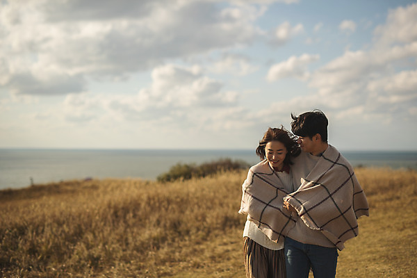 포토 JPG 주간 구름 커플 여자 남자 바다 커플라이프 섬 여행 데이트 하늘 산 사람 풍경 상반신 성인 야외 두명 앞모습 30대 걷기 다정 한국인 담요 덮기 인천 성인만 옹진군 국내포토 자연요소 라이프스타일 뷰포인트 컨셉 관계 모션 한국 동양인 장년 파일형식