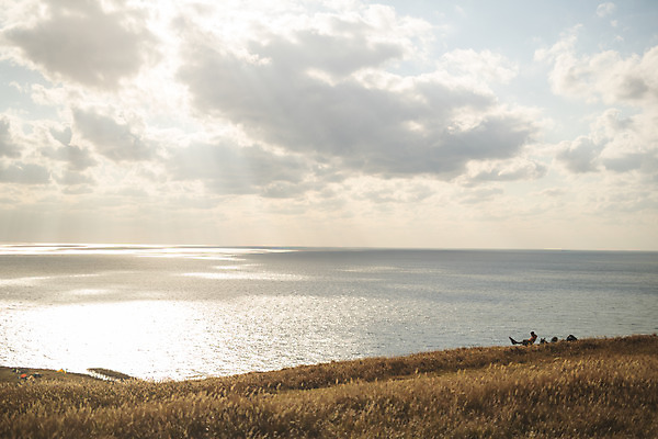 포토 JPG 주간 전신 구름 남자 여유 바다 섬 여행 하늘 휴식 산 한명 앉기 풍경 성인 야외 옆모습 30대 햇빛 한국인 힐링 인천 성인남자한명만 옹진군 국내포토 자연요소 1 감정 뷰포인트 컨셉 모션 한국 사람 동양인 장년 태양 남자한명만 성인남자만 파일형식