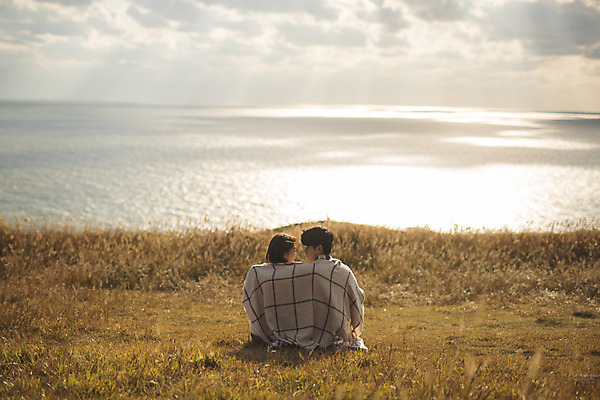 포토 JPG 주간 커플 응시 여자 남자 바다 커플라이프 섬 여행 데이트 산 사람 앉기 상반신 성인 야외 두명 뒷모습 30대 마주보기 다정 한국인 담요 덮기 인천 성인만 옹진군 국내포토 자연요소 라이프스타일 시선 뷰포인트 컨셉 관계 모션 한국 동양인 장년 파일형식