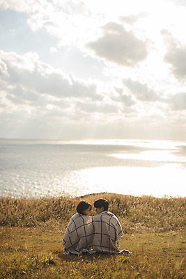 포토 JPG 주간 구름 커플 응시 여자 남자 바다 커플라이프 섬 여행 데이트 하늘 산 사람 앉기 상반신 성인 야외 두명 뒷모습 30대 마주보기 다정 한국인 담요 덮기 인천 성인만 옹진군 국내포토 자연요소 라이프스타일 시선 뷰포인트 컨셉 관계 모션 한국 동양인 장년 파일형식