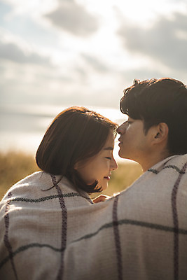포토 JPG 주간 구름 커플 여자 남자 바다 커플라이프 섬 여행 데이트 하늘 산 키스 사람 앉기 상반신 성인 야외 두명 옆모습 30대 눈감음 다정 한국인 담요 덮기 인천 이마 성인만 옹진군 국내포토 자연요소 라이프스타일 뷰포인트 컨셉 관계 모션 한국 동양인 장년 애정표현 파일형식