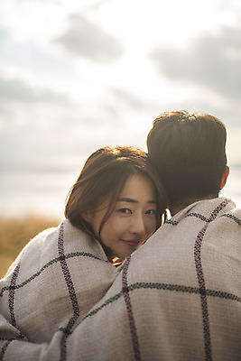포토 JPG 주간 구름 커플 응시 여자 남자 커플라이프 섬 여행 데이트 하늘 산 사람 앉기 상반신 성인 야외 두명 옆모습 뒷모습 30대 다정 한국인 뒤돌아보기 담요 덮기 인천 성인만 옹진군 국내포토 자연요소 라이프스타일 시선 뷰포인트 컨셉 관계 모션 한국 동양인 장년 파일형식