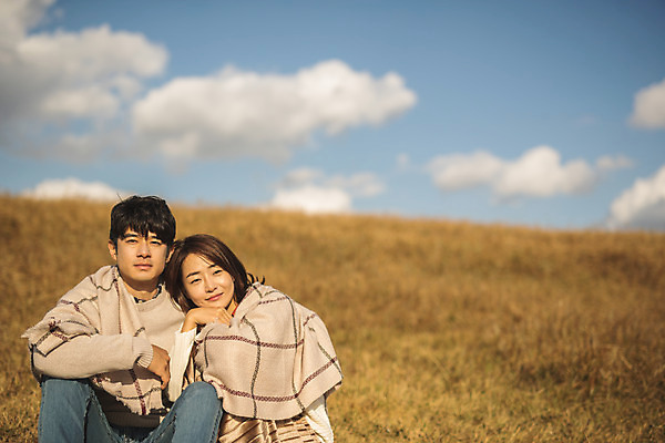 포토 JPG 주간 구름 커플 응시 여자 남자 커플라이프 섬 여행 데이트 하늘 산 사람 앉기 상반신 성인 야외 두명 앞모습 30대 턱괴기 다정 한국인 담요 덮기 인천 성인만 옹진군 국내포토 자연요소 라이프스타일 시선 뷰포인트 컨셉 관계 모션 한국 동양인 장년 파일형식
