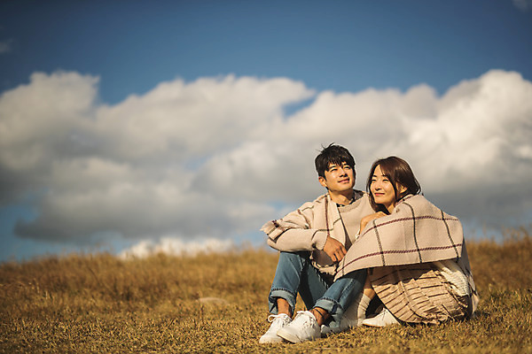 포토 JPG 주간 전신 구름 커플 응시 여자 남자 커플라이프 섬 여행 데이트 하늘 산 미소 사람 앉기 풍경 성인 야외 두명 앞모습 30대 다정 한국인 담요 덮기 인천 성인만 옹진군 국내포토 자연요소 라이프스타일 시선 뷰포인트 컨셉 관계 모션 한국 표정 동양인 장년 파일형식