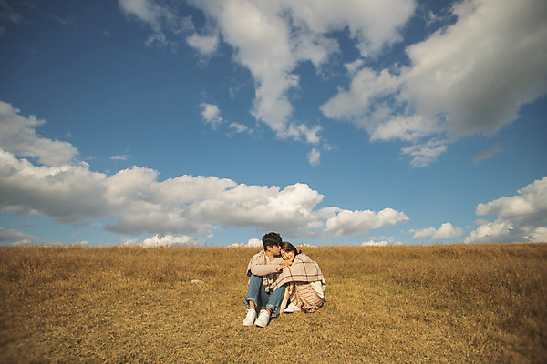 포토 JPG 주간 전신 구름 커플 응시 여자 남자 커플라이프 섬 여행 데이트 하늘 산 사람 앉기 풍경 성인 야외 두명 앞모습 30대 손잡기 기댐 다정 한국인 담요 덮기 인천 성인만 옹진군 국내포토 자연요소 라이프스타일 시선 뷰포인트 컨셉 관계 모션 한국 동양인 장년 파일형식