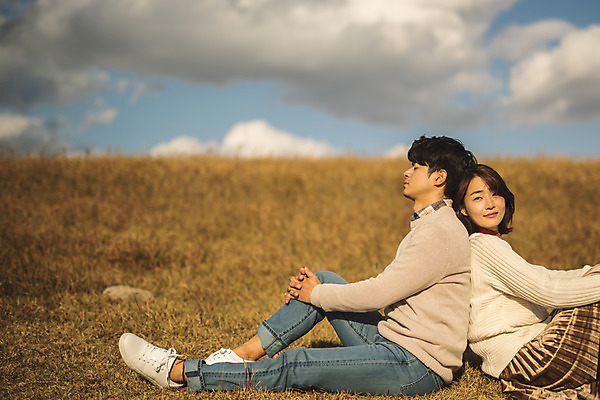 포토 JPG 주간 전신 구름 커플 응시 여자 남자 커플라이프 섬 여행 데이트 하늘 산 사람 앉기 상반신 성인 야외 두명 옆모습 30대 손잡기 기댐 다정 한국인 등맞대기 담요 덮기 인천 성인만 옹진군 국내포토 자연요소 라이프스타일 시선 뷰포인트 컨셉 관계 모션 한국 동양인 장년 파일형식