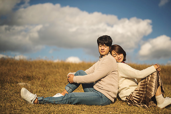 포토 JPG 주간 전신 구름 커플 응시 여자 남자 커플라이프 섬 여행 데이트 하늘 산 사람 앉기 성인 야외 두명 옆모습 30대 손잡기 기댐 다정 한국인 등맞대기 담요 덮기 인천 성인만 옹진군 국내포토 자연요소 라이프스타일 시선 뷰포인트 컨셉 관계 모션 한국 동양인 장년 파일형식