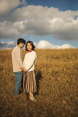 포토 JPG 주간 전신 구름 커플 응시 여자 남자 커플라이프 섬 여행 데이트 하늘 산 서기 사람 성인 야외 두명 옆모습 30대 손잡기 다정 한국인 인천 성인만 옹진군 국내포토 자연요소 라이프스타일 시선 뷰포인트 컨셉 관계 모션 한국 동양인 장년 파일형식