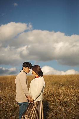 포토 JPG 주간 구름 커플 응시 여자 남자 커플라이프 섬 여행 데이트 하늘 산 서기 사람 상반신 성인 야외 두명 옆모습 30대 손잡기 다정 한국인 인천 성인만 옹진군 국내포토 자연요소 라이프스타일 시선 뷰포인트 컨셉 관계 모션 한국 동양인 장년 파일형식