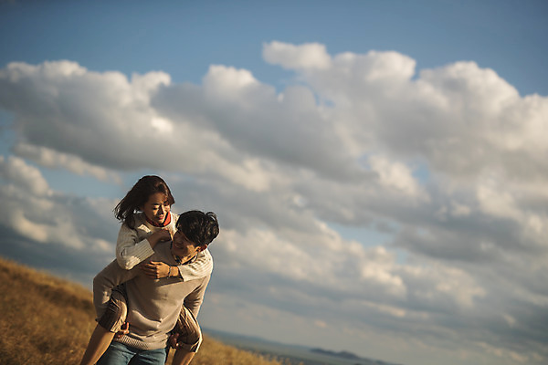 포토 JPG 주간 구름 커플 응시 여자 남자 커플라이프 섬 여행 데이트 하늘 산 미소 사람 풍경 상반신 성인 야외 두명 앞모습 30대 걷기 다정 한국인 업기 인천 성인만 옹진군 국내포토 자연요소 라이프스타일 시선 뷰포인트 컨셉 관계 모션 한국 표정 동양인 장년 파일형식