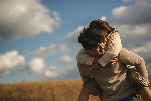 포토 JPG 주간 구름 커플 응시 여자 남자 커플라이프 섬 여행 데이트 하늘 산 미소 사람 상반신 성인 야외 두명 앞모습 30대 걷기 다정 한국인 업기 인천 성인만 옹진군 국내포토 자연요소 라이프스타일 시선 뷰포인트 컨셉 관계 모션 한국 표정 동양인 장년 파일형식