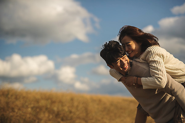 포토 JPG 주간 구름 커플 응시 여자 남자 커플라이프 섬 여행 데이트 하늘 산 미소 사람 상반신 성인 야외 두명 옆모습 30대 걷기 다정 한국인 업기 인천 성인만 옹진군 국내포토 자연요소 라이프스타일 시선 뷰포인트 컨셉 관계 모션 한국 표정 동양인 장년 파일형식
