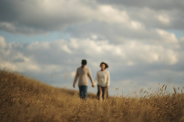 포토 JPG 주간 구름 커플 여자 남자 커플라이프 섬 여행 데이트 하늘 산 사람 풍경 상반신 성인 야외 두명 앞모습 아웃포커스 30대 걷기 손잡기 다정 한국인 인천 성인만 옹진군 국내포토 자연요소 라이프스타일 뷰포인트 컨셉 관계 모션 한국 촬영기법 동양인 장년 파일형식