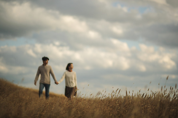 포토 JPG 주간 구름 커플 응시 여자 남자 커플라이프 섬 여행 데이트 하늘 산 사람 풍경 상반신 성인 야외 두명 앞모습 30대 걷기 손잡기 다정 한국인 인천 성인만 옹진군 국내포토 자연요소 라이프스타일 시선 뷰포인트 컨셉 관계 모션 한국 동양인 장년 파일형식