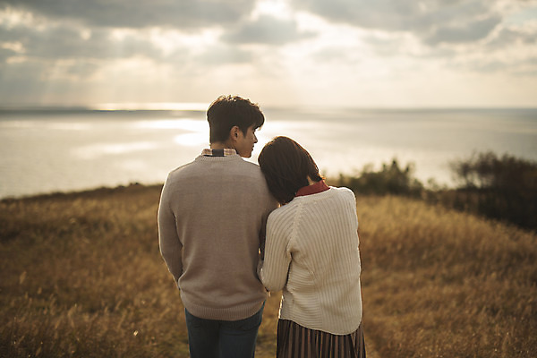 포토 JPG 주간 구름 커플 여자 남자 바다 커플라이프 섬 여행 데이트 하늘 산 서기 사람 상반신 성인 야외 두명 뒷모습 30대 팔짱 기댐 다정 한국인 인천 성인만 옹진군 국내포토 자연요소 라이프스타일 뷰포인트 컨셉 관계 모션 한국 동양인 장년 파일형식