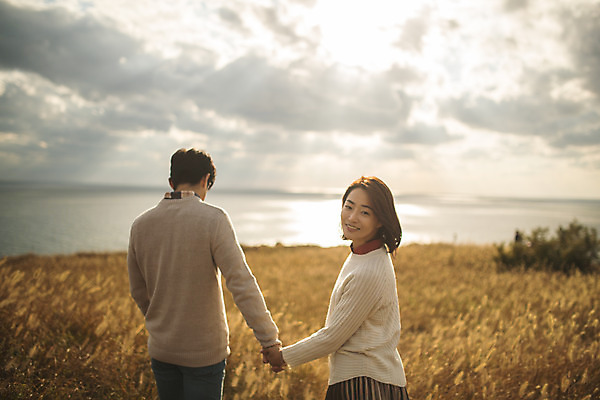 포토 JPG 주간 구름 커플 응시 여자 남자 바다 커플라이프 섬 여행 데이트 하늘 산 미소 사람 풍경 상반신 성인 야외 두명 옆모습 뒷모습 30대 걷기 손잡기 다정 한국인 뒤돌아보기 인천 성인만 옹진군 국내포토 자연요소 라이프스타일 시선 뷰포인트 컨셉 관계 모션 한국 표정 동양인 장년 파일형식