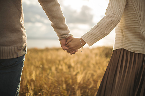 포토 JPG 주간 손 커플 여자 남자 커플라이프 섬 여행 데이트 산 서기 사람 상반신 성인 야외 두명 뒷모습 30대 손잡기 다정 한국인 인천 성인만 옹진군 국내포토 자연요소 라이프스타일 뷰포인트 컨셉 관계 모션 한국 동양인 신체부위 장년 파일형식