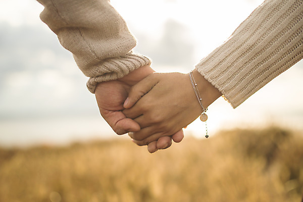 포토 JPG 주간 손 커플 여자 남자 커플라이프 섬 여행 데이트 산 서기 사람 성인 야외 두명 뒷모습 아웃포커스 신체부위 30대 손잡기 다정 한국인 인천 성인만 옹진군 국내포토 자연요소 라이프스타일 뷰포인트 컨셉 관계 모션 한국 촬영기법 동양인 장년 파일형식