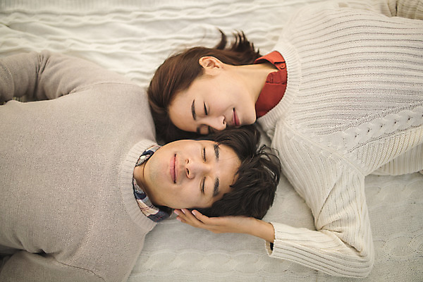 포토 JPG 주간 손 커플 여자 남자 커플라이프 섬 여행 데이트 미소 사람 상반신 성인 야외 두명 앞모습 30대 눕기 눈감음 다정 한국인 인천 성인만 옹진군 국내포토 자연요소 라이프스타일 뷰포인트 컨셉 관계 모션 한국 표정 동양인 신체부위 장년 파일형식