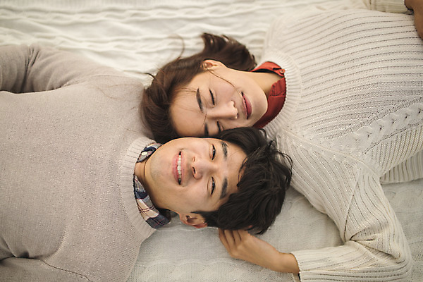 포토 JPG 주간 손 커플 여자 남자 커플라이프 섬 여행 데이트 미소 사람 상반신 성인 야외 두명 앞모습 30대 눕기 눈감음 다정 한국인 인천 성인만 옹진군 국내포토 자연요소 라이프스타일 뷰포인트 컨셉 관계 모션 한국 표정 동양인 신체부위 장년 파일형식