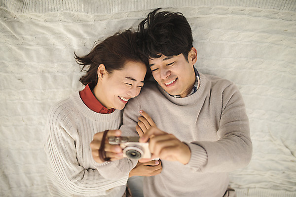 포토 JPG 주간 손 커플 여자 남자 커플라이프 섬 여행 데이트 장난 미소 사람 상반신 성인 야외 두명 앞모습 30대 눕기 카메라 다정 한국인 인천 성인만 옹진군 국내포토 자연요소 라이프스타일 뷰포인트 컨셉 관계 모션 한국 표정 동양인 신체부위 장년 전자제품 파일형식