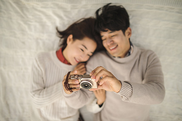 포토 JPG 주간 손 커플 응시 여자 남자 커플라이프 섬 여행 데이트 미소 사람 상반신 성인 야외 두명 앞모습 30대 눕기 카메라 다정 한국인 인천 성인만 옹진군 국내포토 자연요소 라이프스타일 시선 뷰포인트 컨셉 관계 모션 한국 표정 동양인 신체부위 장년 전자제품 파일형식