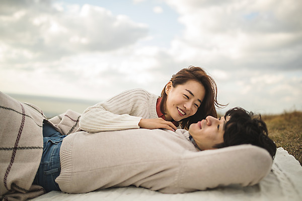 포토 JPG 주간 구름 커플 응시 여자 남자 커플라이프 섬 여행 데이트 하늘 산 미소 사람 상반신 성인 야외 두명 옆모습 30대 눕기 다정 한국인 인천 성인만 옹진군 국내포토 자연요소 라이프스타일 시선 뷰포인트 컨셉 관계 모션 한국 표정 동양인 장년 파일형식