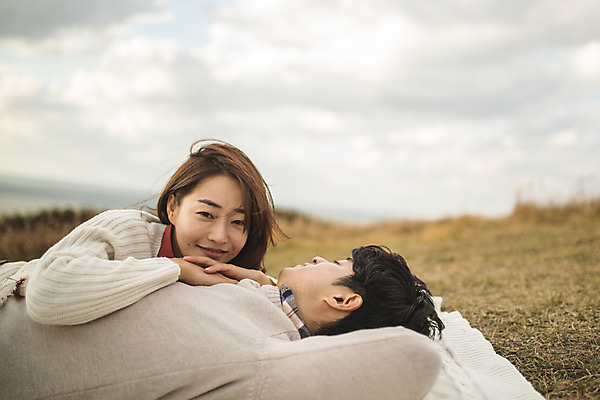 포토 JPG 주간 구름 커플 응시 여자 남자 엎드리기 커플라이프 섬 여행 데이트 하늘 산 미소 사람 상반신 성인 야외 두명 옆모습 30대 눕기 기댐 다정 한국인 인천 성인만 옹진군 국내포토 자연요소 라이프스타일 시선 뷰포인트 컨셉 관계 모션 한국 표정 동양인 장년 파일형식