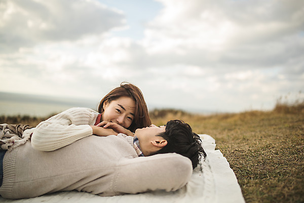 포토 JPG 주간 구름 커플 응시 여자 남자 엎드리기 커플라이프 섬 여행 데이트 하늘 산 미소 사람 상반신 성인 야외 두명 옆모습 30대 눕기 기댐 다정 한국인 인천 성인만 옹진군 국내포토 자연요소 라이프스타일 시선 뷰포인트 컨셉 관계 모션 한국 표정 동양인 장년 파일형식