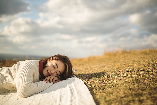 포토 JPG 주간 여자 엎드리기 섬 여행 산 한명 사람 상반신 성인 야외 옆모습 30대 눈감음 기댐 한국인 인천 성인여자한명만 옹진군 국내포토 자연요소 1 뷰포인트 모션 한국 동양인 장년 여자한명만 성인여자만 파일형식