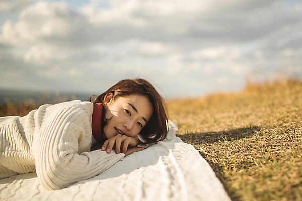 포토 JPG 주간 응시 여자 엎드리기 섬 여행 산 한명 사람 상반신 성인 야외 옆모습 30대 기댐 한국인 인천 성인여자한명만 옹진군 국내포토 자연요소 1 시선 뷰포인트 모션 한국 동양인 장년 여자한명만 성인여자만 파일형식