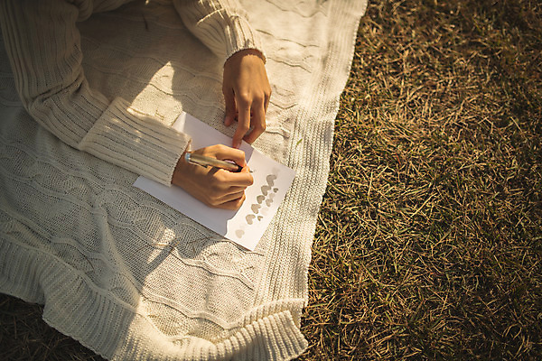 포토 JPG 주간 손 여자 엎드리기 섬 여행 산 한명 사람 상반신 성인 야외 옆모습 신체부위 30대 펜 한국인 기록 편지 팔 인천 성인여자한명만 옹진군 국내포토 자연요소 1 뷰포인트 모션 한국 동양인 장년 필기구 여자한명만 성인여자만 파일형식