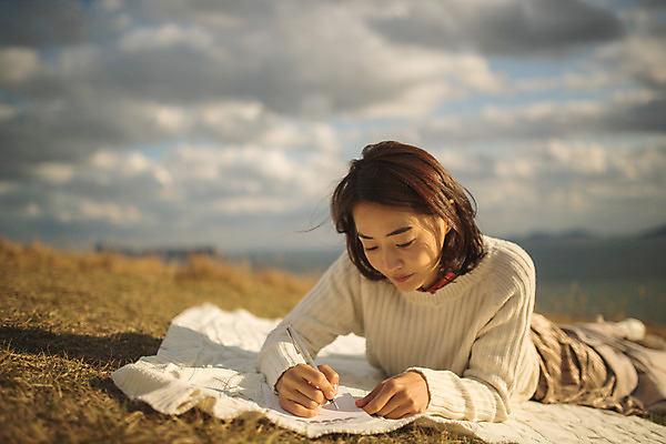 포토 JPG 주간 전신 여자 엎드리기 섬 여행 산 한명 사람 성인 야외 앞모습 30대 펜 한국인 기록 편지 인천 성인여자한명만 옹진군 국내포토 자연요소 1 뷰포인트 모션 한국 동양인 장년 필기구 여자한명만 성인여자만 파일형식